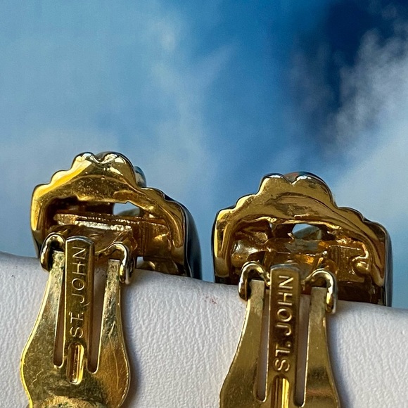 Vintage St. John 24K Gold Plated Black Enamel Chain Link Clip Earrings - Picture 3 of 7